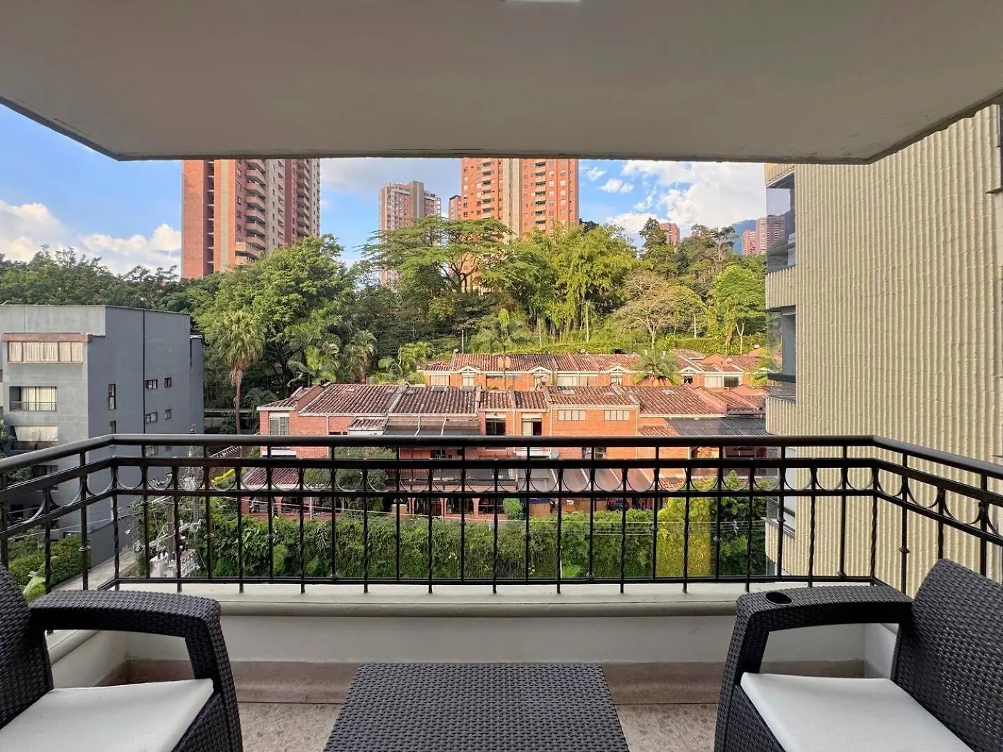 4Br 232 M Apartment In El Poblado, El Tesoro Medellín Dom wakacyjny