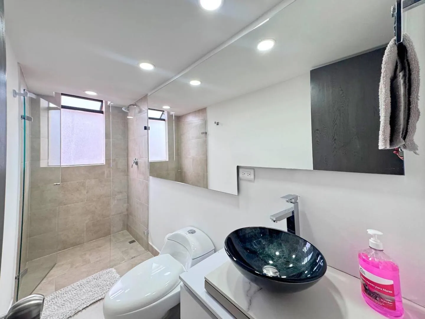 Dom wakacyjny 4Br 232 M Apartment In El Poblado, El Tesoro Medellín