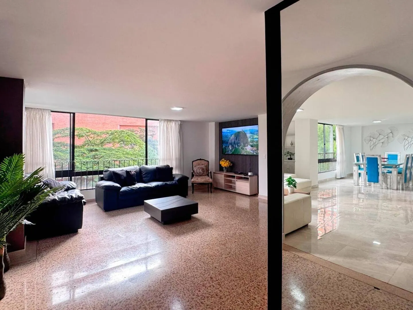 4Br 232 M Apartment In El Poblado, El Tesoro Medellín Dom wakacyjny