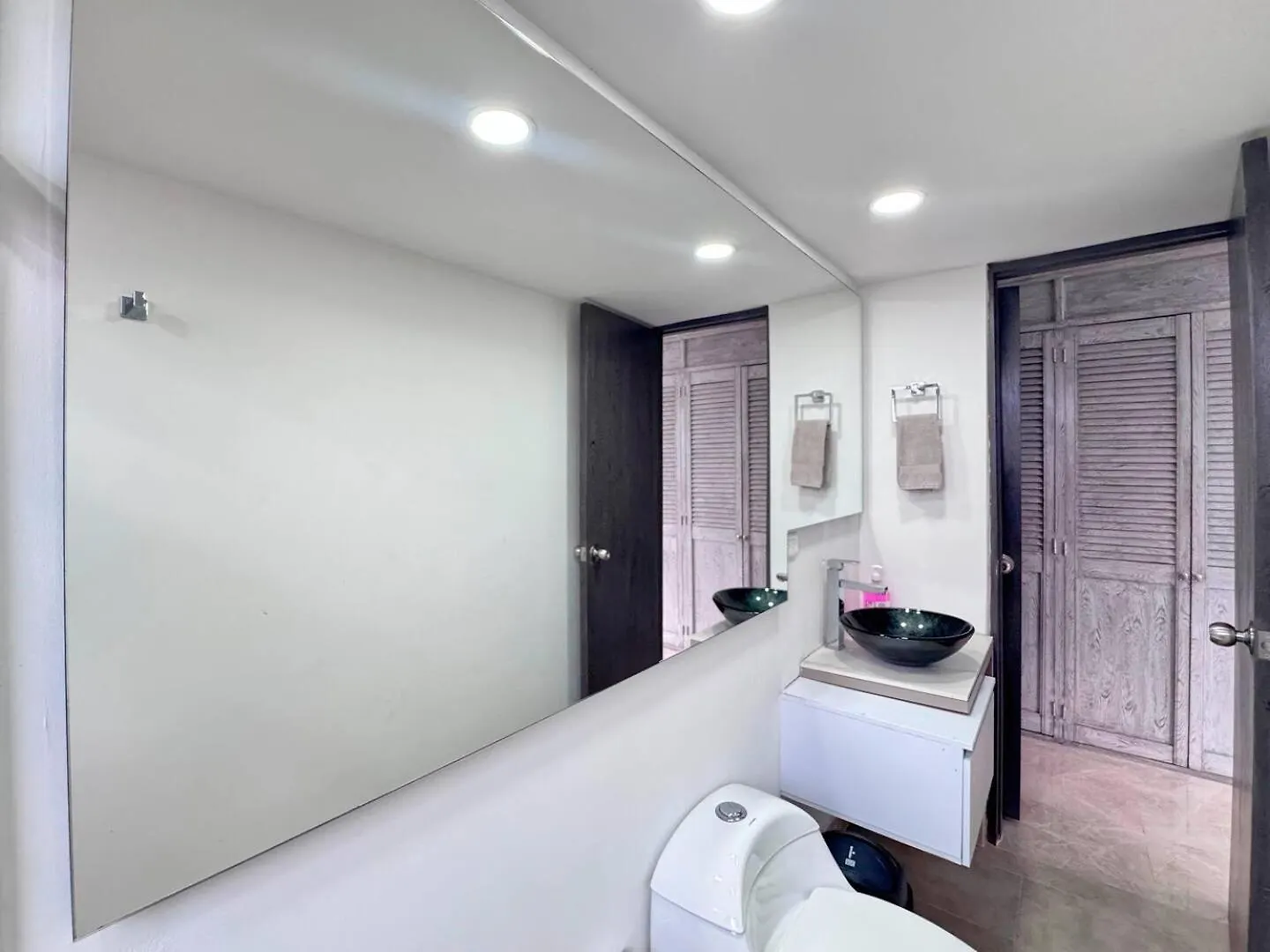 4Br 232 M Apartment In El Poblado, El Tesoro Medellín Dom wakacyjny