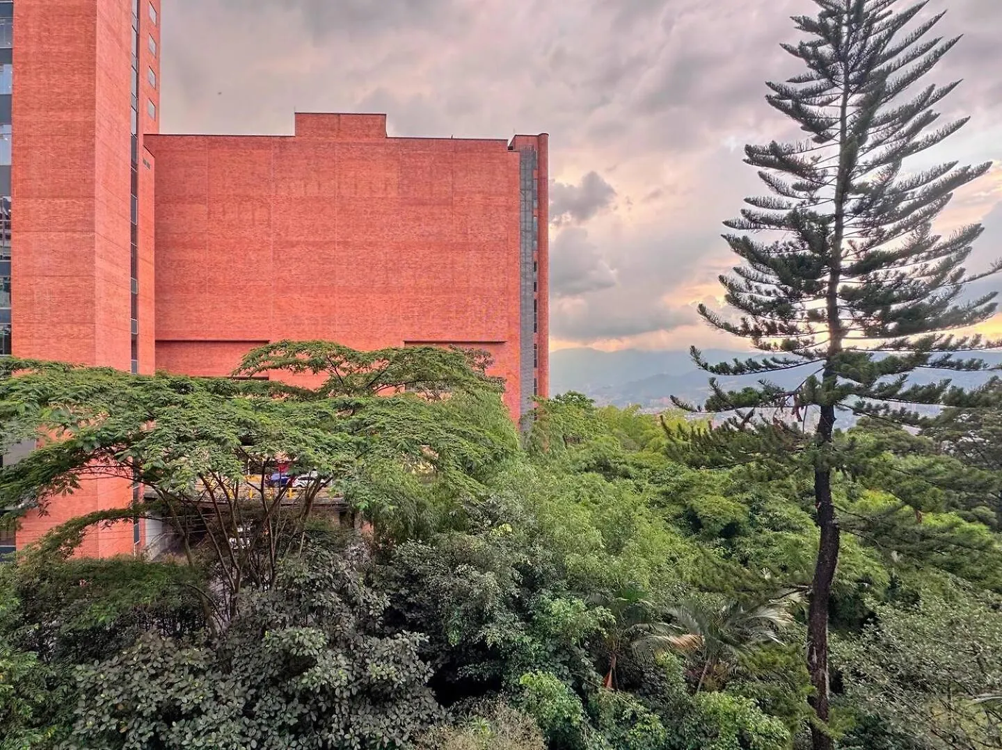 4Br 232 M Apartment In El Poblado, El Tesoro Medellín