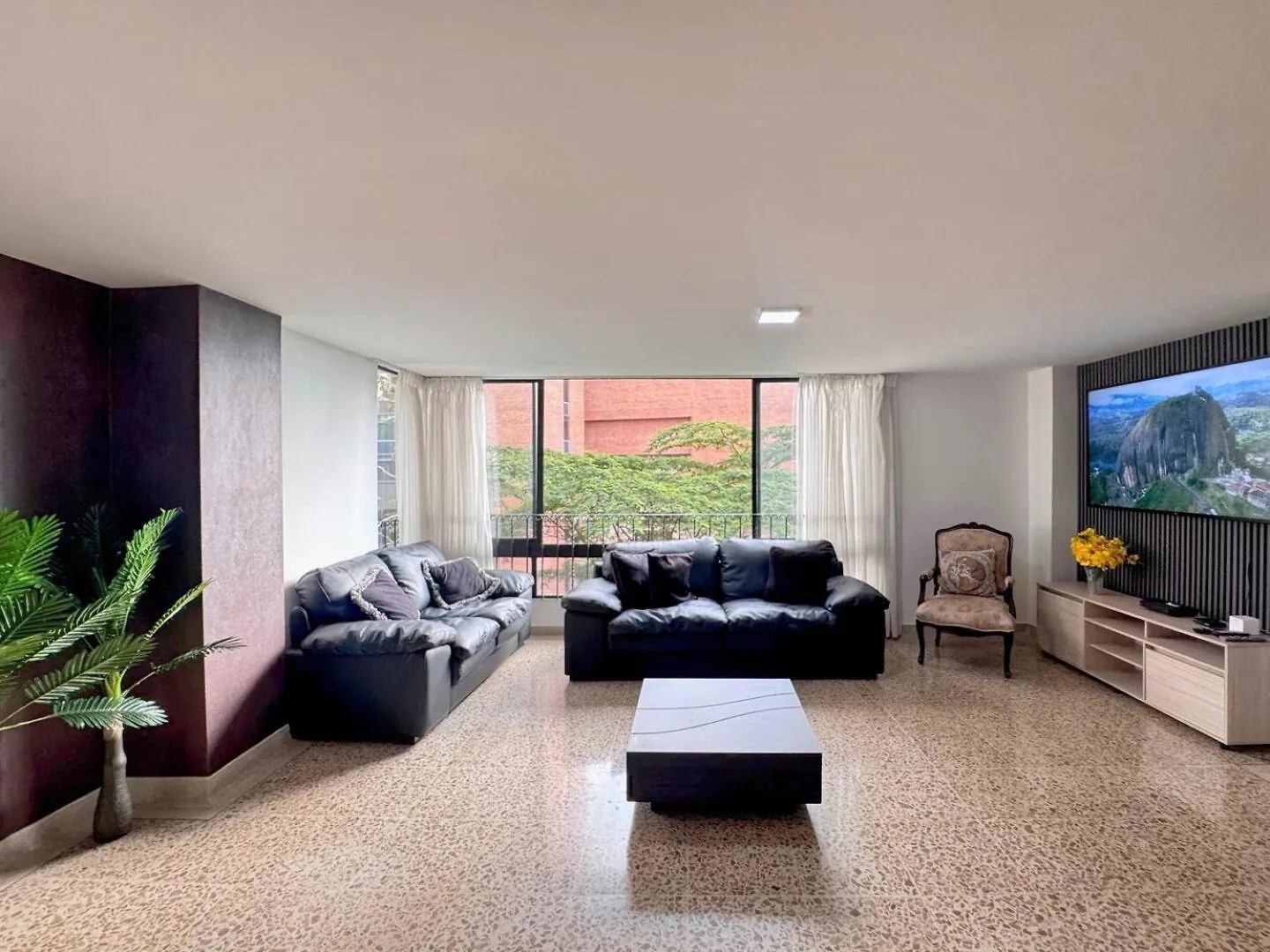 4Br 232 M Apartment In El Poblado, El Tesoro Medellín Kolumbia