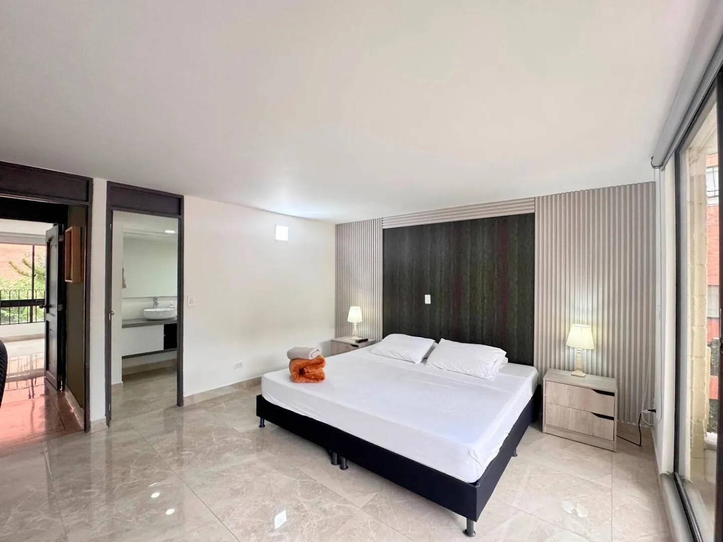 4Br 232 M Apartment In El Poblado, El Tesoro Medellín 0*,  Kolumbia