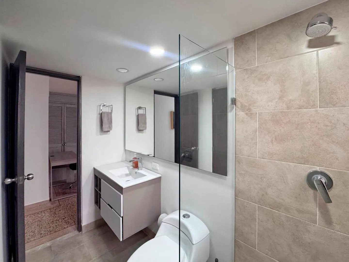 4Br 232 M Apartment In El Poblado, El Tesoro Medellín 0*,
