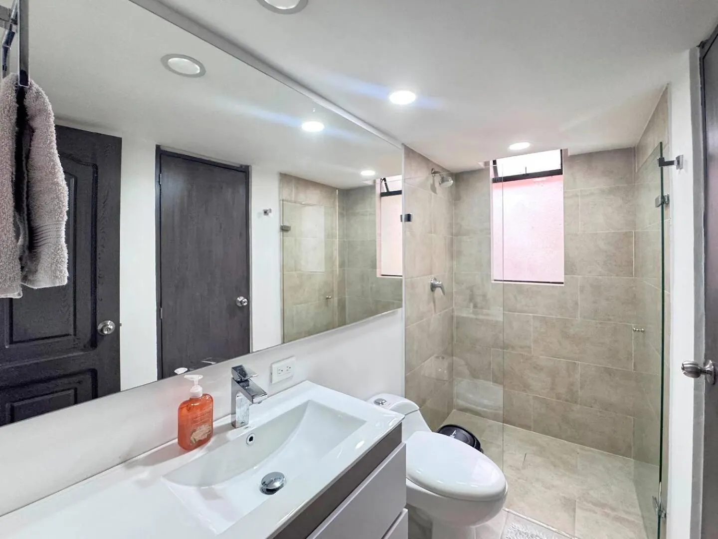 4Br 232 M Apartment In El Poblado, El Tesoro Medellín